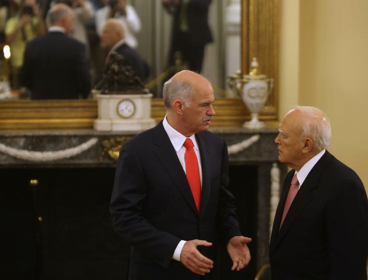 Den græske ministerpræsident George Papandreou (tv) taler med landets præsident Carolos Papoulias umiddelbart før, at Papandreou 6. oktober blev taget i ed som regeringschef. 
