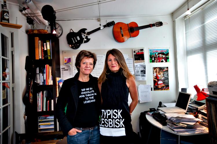 En måde, det lesbiske miljø adskiller sig fra det heteroseksuelle på er, at alle har været i seng med hinanden, fortæller Iben Haahr Andersen og Minna Grooss, der står bag filmen 'Goddag, mit navn er lesbisk'. Foto: Jacob Ehrbahn 