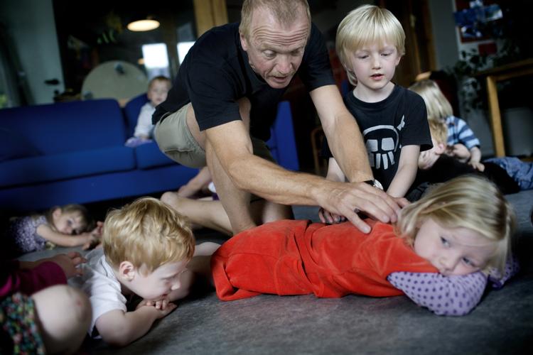Bupl frygter, at der bliver mindre tid for pædagogerne til børnene - som bevægelsesøvelserne på billedet - når kommunerne skærer i budgettet for institutionerne. Arkivfoto. 