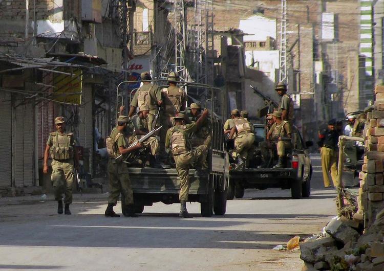 Den pakistanske hær indledte i morges en storoffensiv mod Taleban og al-Qaeda i Sydwaziristan. Flere flugt- og forsyningsruter er ifølge militæret allerede lukket af. 