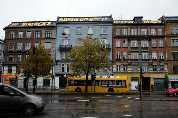 Her er graffitimalere kravlet op på tagene på Åboulevard og har skrevet ordene 'Vi spørger aldrig om lov!!!!' hen over de skrå tage. Foto: Thea Grav Rosenberg 