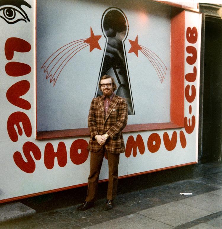 En stolt Kai Bo Rasmussen åbnede og drev Københavns første - ulovlige - liveshow i sin klub Keyhole i Istedgade. Foto fra bogen 