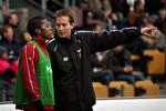 FC Nordsjællands assisterende træner Kasper Hjulmand giver Zuma de sidste instrukser, inden sydafrikaneren gør comeback i Superligaen. 