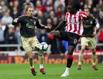Liverpools Lucas Leiva (tv.) i kamp om med bolden med Sunderland-spilleren Kenwyne Jones. 