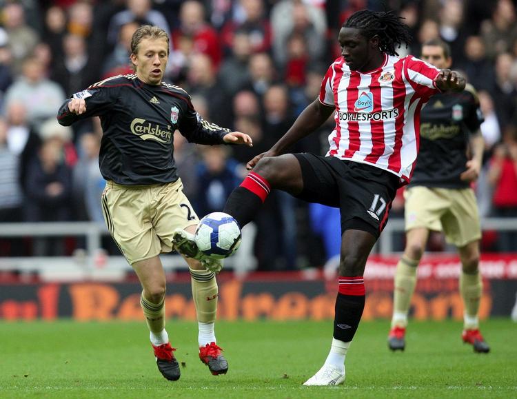 Liverpools Lucas Leiva (tv.) i kamp om med bolden med Sunderland-spilleren Kenwyne Jones. 