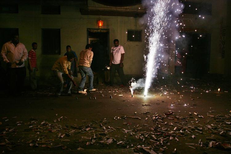 Unge fyrer krudt af i Bangalore under lysfestivalen Deepavali i dag. I går eksploderede et fyrværkerilager og dræbte 32 personer. 