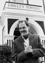 John Cleese-figuren Basil Fawlty blev i serien Fawlty Towers kendt som hotelchefen, der gang på gang lod sin utilstrækkelighed gå ud over Manuel. 