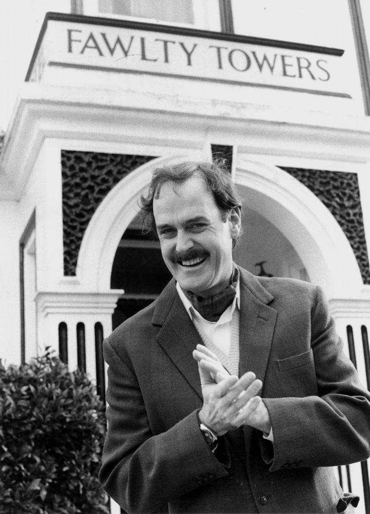 John Cleese-figuren Basil Fawlty blev i serien Fawlty Towers kendt som hotelchefen, der gang på gang lod sin utilstrækkelighed gå ud over Manuel. 