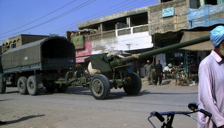 De tunge våben er i dag rullet ind i den nordvestlige del af Pakistan, hvær en offensiv mod Taleban er begyndt. 