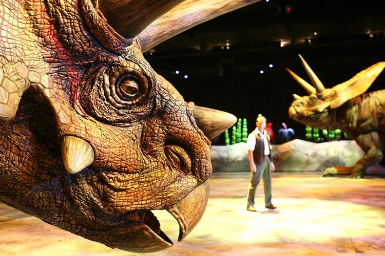 Dinosaurerne er i virkelig størrelse i showet 'Walking with Dinosaurs'. 
