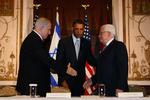 Afstemningen i Genève om Goldstone-rapporten var i bund og grund en afstemning mellem Abbas og Netanyahu. Mellem manden, der vil fred, men ikke kan, og manden, der kan fred, men ikke vil. 