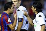 Xavi (til venstre) lufter sine frustrationer over for Valencias  Ever Banega. 