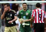 Jamie Carragher (til venstre) og Liverpool blev snydt af en badebold. 