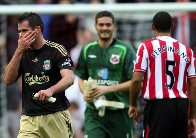 Jamie Carragher (til venstre) og Liverpool blev snydt af en badebold. 