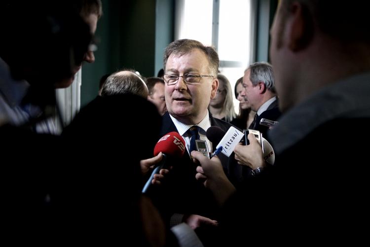Socialdemokraterne vil have finansminister Claus Hjort Frederiksen (V) til at give sit bud på fremtiden for kommunerne, der oplever stram styring med økonomien. Arkivfoto. 