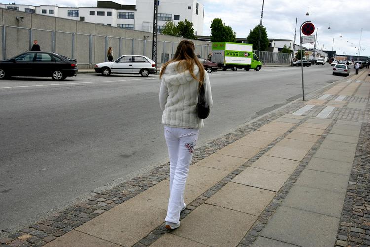 Såvel Konservative som Socialdemokraterne og SF undrer sig over De Radikales forslag om en dusør på 50.000 kroner til handlede kvinder, der angiver deres bagmænd. Arkivfoto. 
