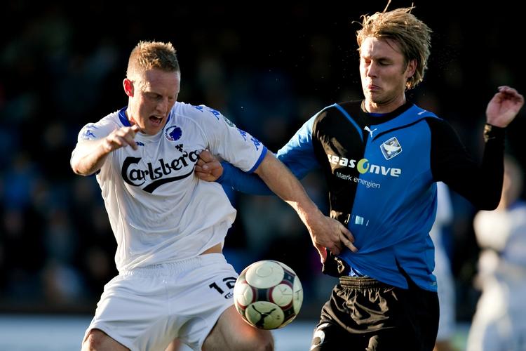 FCK's Peter Larsson (til venstre) i nærkamp emed Nikolai Madsen. 