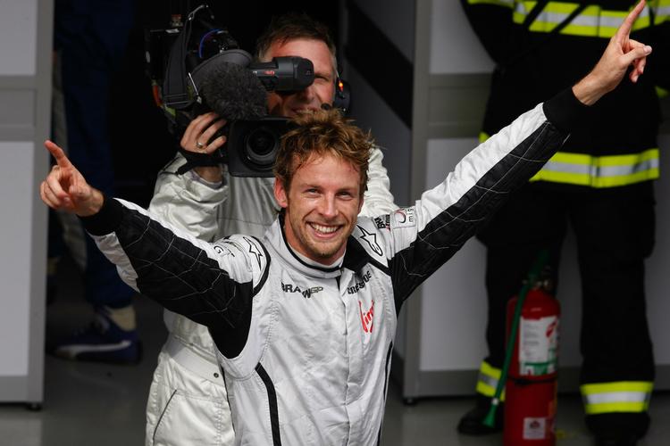 Det er britens første verdensmesterskab i Formel 1, hvor hans bedste samlede resultat hidtil var en tredjeplads i 2004 