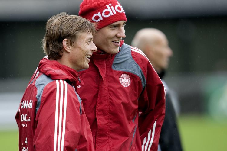 Jon Dahl Tomasson, her fanget i sidste uges landsholdslejr, kom for sent i en tackling og røg tidligt i bad. Arkivfoto. 