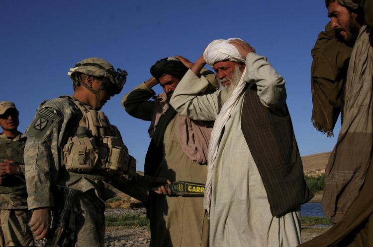 Uenighederne mellem de to politikere Karzai og Abdullah betyder nu, at der ikke kommer flere soldater til Afghanistan 