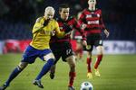 Alexander Farnerud fra Brøndby, tv., og FC Midtjyllands Mads Winther i duel om bolden. 
