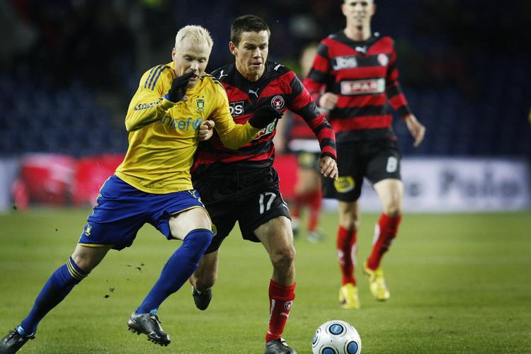 Alexander Farnerud fra Brøndby, tv., og FC Midtjyllands Mads Winther i duel om bolden. 