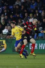 Brøndbys Jan Kristiansen og FC Midtjyllands Mikkel Thygesen i nærkamp om bolden. 
