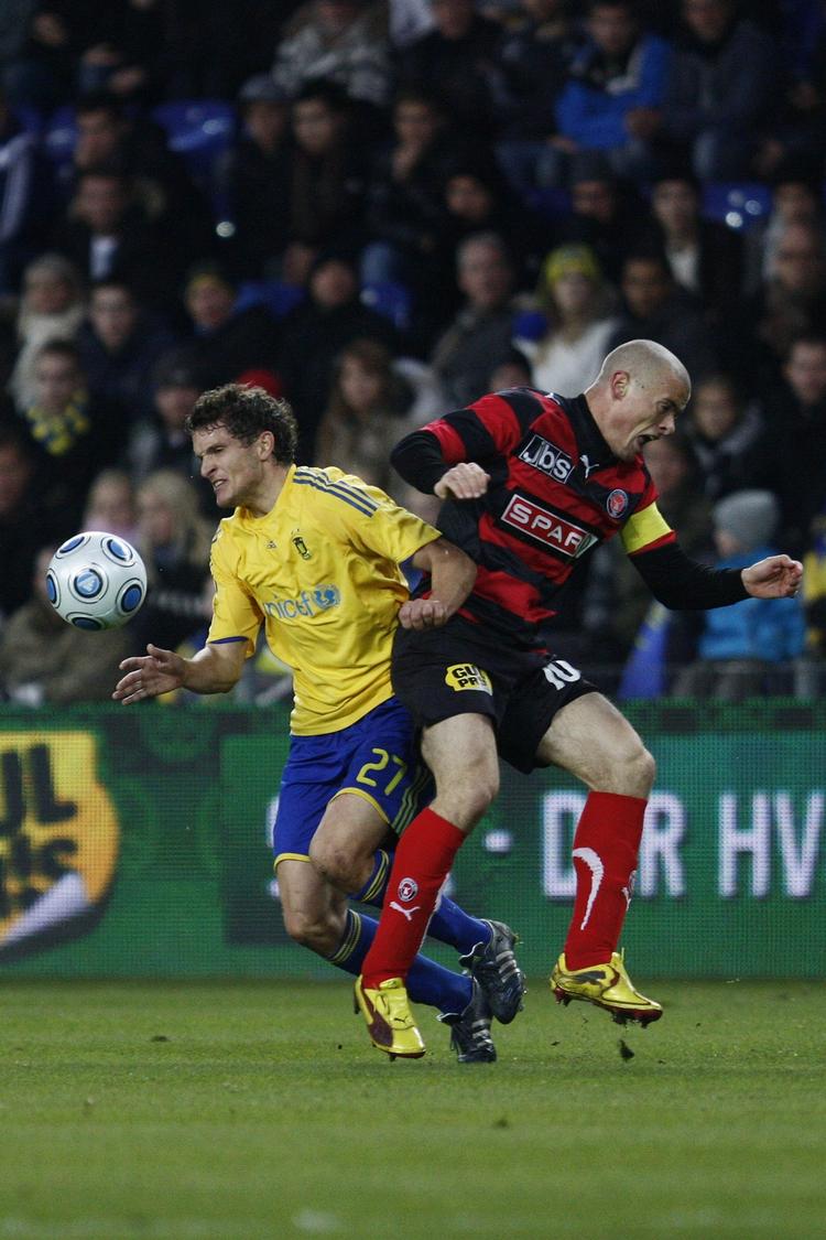 Brøndbys Jan Kristiansen og FC Midtjyllands Mikkel Thygesen i nærkamp om bolden. 
