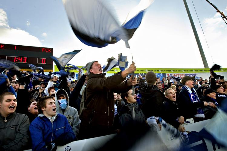 FCK's fans fejrede sejren over HB Køge, selv om træner Ståle Solbakken ikke var tilfreds med spillernes indsats. 