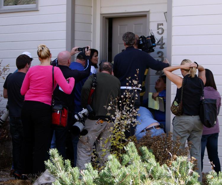 Fotografer og journalister har belejret familien Heenes hjem i Fort Collins, Colorado. 