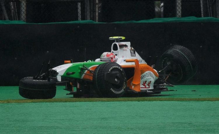 Formel 1-løbet i Brasilien var præget af flere uheld. Her er resterne af italienske Vitantonio Liuzzis Force India-racer efter et sammenstød under løbet. 