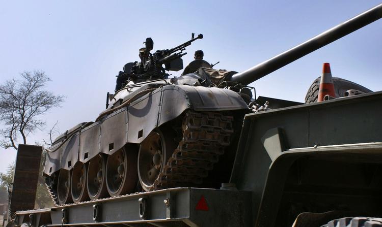 En pakistansk kampvogn, fotograferet tæt ved den afghanske grænse, hvor regeringens hær i øjeblikket kæmper mod Taleban. 