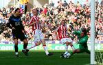 Den bold fangede Thomas Sørensen ikke i kampen mod Manchester United. Men ellers har danskeren været en sikker sidste skanse for Stoke City. Arkivfoto. 
