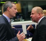 Sveriges landbrugsminister, Eskil Erlandsson, (th.) i diskussion med sin franske kollega Bruno Le Maire på mødet i Luxembourg. 