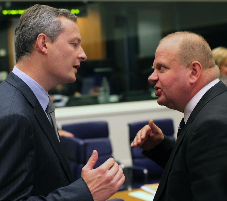 Sveriges landbrugsminister, Eskil Erlandsson, (th.) i diskussion med sin franske kollega Bruno Le Maire på mødet i Luxembourg. 
