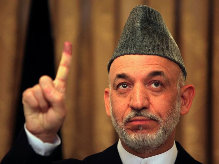 Afghanistans præsident Hamid Karzai med en blækplettet finger, som beviser, at han stemte ved valget. (Arkivfoto) 