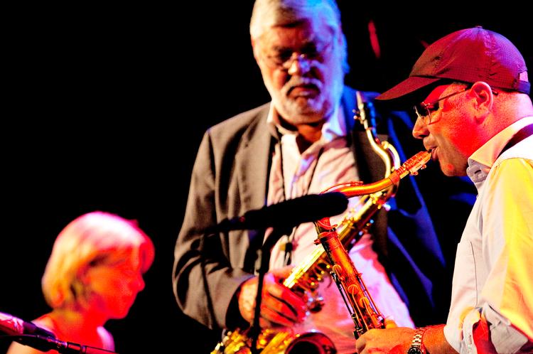 Copenhagen JazzHouse glemmer dansk jazz, lyder kritikken. I sommer var der dog dansk på programmet under jazzfestivalen. Her Marie Louise Schmidt, Jesper Thilo og Hans Ulrik. Arkivfoto: Per Folkver 