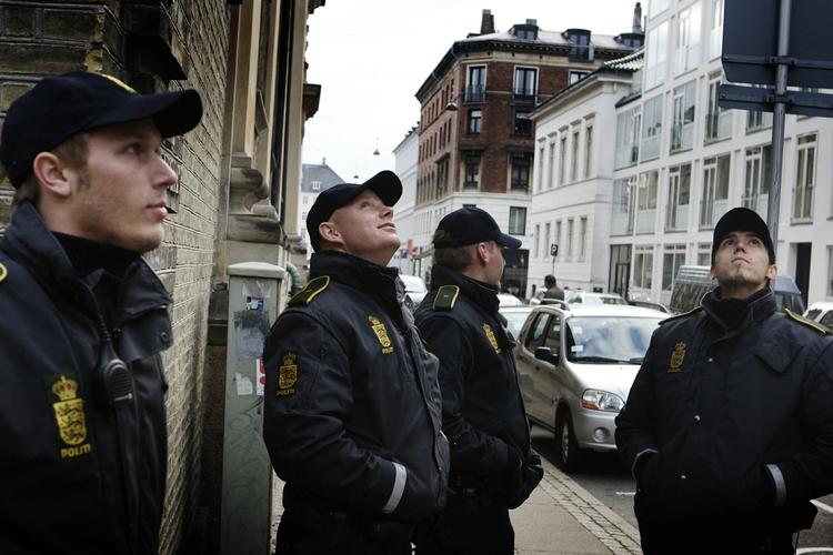 Politifolk foran Østre Landsret, da ankesagen blev indledt i dag. 