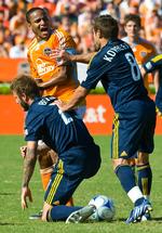 Los Angeles Galaxys Dema Kovalenko (th) kommer den knælende David Beckham til hjælp, efter englænderen har fældet Houston Dynamos' Ricardo Clark (midt) og skabt grundlaget for et slagsmål mellem spillerne. 
