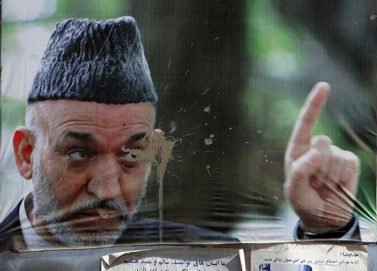 En vejrbidt valgplakat for den afghanske præsident Hamid Karzai. Mange af hans stemmer ved præsidentvalget i august er i dag blevet kendt ugyldige. 