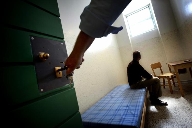 En af punkterne i regeringens lømmelpakke er, at politiet nu i stedet for at tildele en bøde må sætte folk i fængsel i 40 dage, hvis de forhindrer politiet i deres arbejde. 