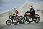Buell-motorcyklen er nu gået i graven. Her ses modellen  Super TT (tv.) sammen med den orange Harley-Davidson XR 1200. Foto: Thomas Borberg 
