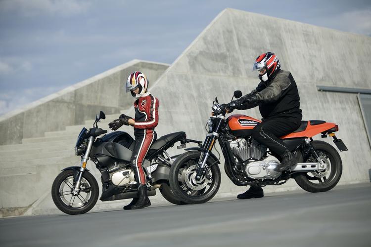 Buell-motorcyklen er nu gået i graven. Her ses modellen  Super TT (tv.) sammen med den orange Harley-Davidson XR 1200. Foto: Thomas Borberg 