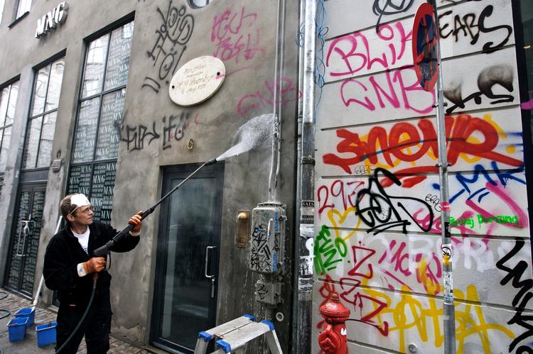 Graffiti fjernes fra fredede ejendomme i København. 