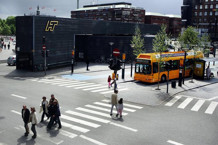 Det er ved at være sidste udkald for busterminalen på Rådhuspladsen. 