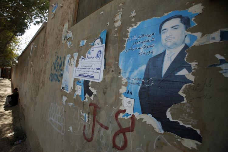 En slidt valgplakat for Afghanistans tidligere udenrigsminister Abdullah Abdullah, der er kandidat til præsidentposten. 