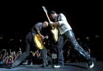 U2 spiller live på søndag. I hele verden. Her er det bassist Adam Clayton og guitarist The Edge fra en koncert i New Jersey i USA 24. september. 