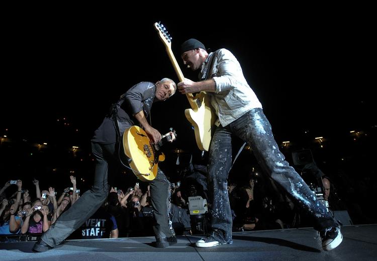 U2 spiller live på søndag. I hele verden. Her er det bassist Adam Clayton og guitarist The Edge fra en koncert i New Jersey i USA 24. september. 