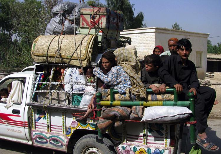Nødhjælpsarbejdere vurderer at op mod 260.000 vil flygte fra Sydwaziristan, hvor den pakistanske hær kæmper mod Taleban og al-Qaedaoprørere. 
