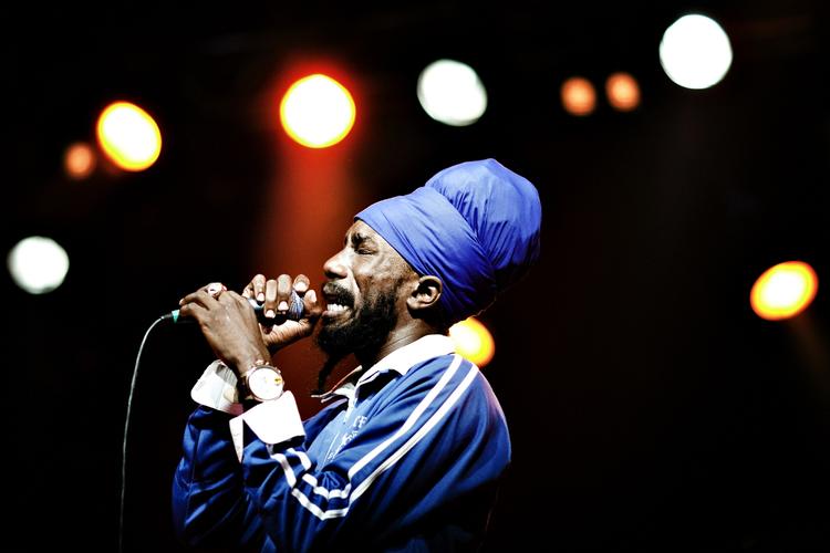 Sizzla gav en alvorlig og stram koncert på Pumpehuset mandag aften. Og holdt sig til aftalen om ikke at synge sine gamle homofobiske tekster. 